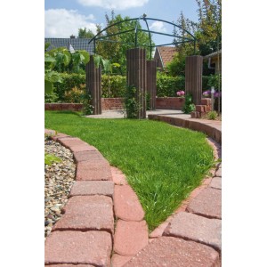Rote Diephaus Rasenmähkante als geschwungene Einfassung für Rasen und Gartenweg. Schafft klare Linien im Außenbereich.