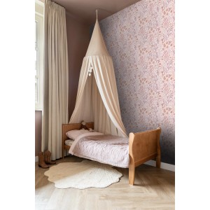 ESTAhome Vliestapete mit Blättern und Blumen in Violett und Terrakotta an einer Wand im Kinderzimmer.