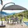Sun Garden Ampelschirm Easy Sun, Ø 375 cm, grau meliert, über einer Sitzgruppe auf einer Terrasse.