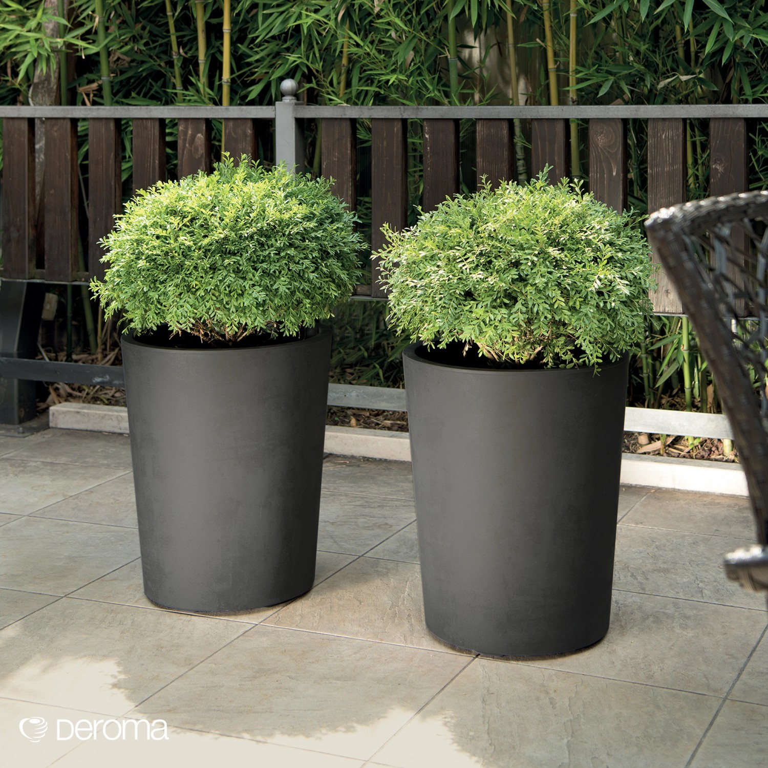 Anthrazitfarbener Deroma Pflanztopf Millennium, Ø 44 cm, mit Bepflanzung im Außenbereich.