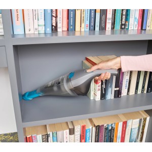 Black+Decker Akku-Handstaubsauger NVC215WA in grau/blau bei der Reinigung eines Bücherregals.