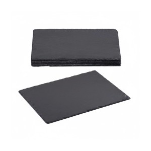 6 rechteckige anthrazitfarbene Schieferplatten, eine liegt flach, der Rest gestapelt. Beschriftbare Servierplatten.