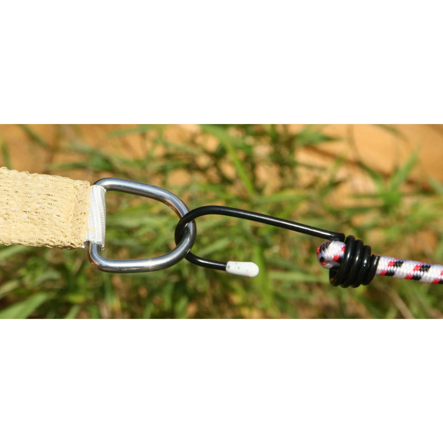 Detailaufnahme: Terracotta Sonnensegel-Ecke mit Edelstahlring und Spanngurt.