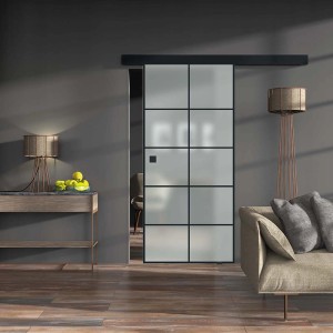 Moderne Glasschiebetür mit satiniertem Glas und schwarzem Rahmen als Raumteiler.