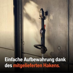 Husqvarna Akku-Rasentrimmer Aspire T28-P4A mit Akku und Ladegerät, platzsparend an der Wand montiert.