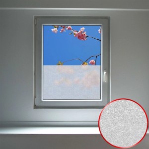 Fenster mit weißer, statisch haftender Sichtschutzfolie im unteren Bereich, oben blauer Himmel mit Blüten. Detailansicht der Folientextur.