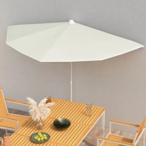 Halb-Sonnenschirm in Sandfarbe, 180x90 cm, für Balkon oder Terrasse, spendet Schatten über einem Holztisch.