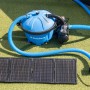 Steinbach Zirkulationspumpe mit PV-Panel für Pool, Filtersystem mit Solarpanel und blauen Schläuchen auf Rasen.