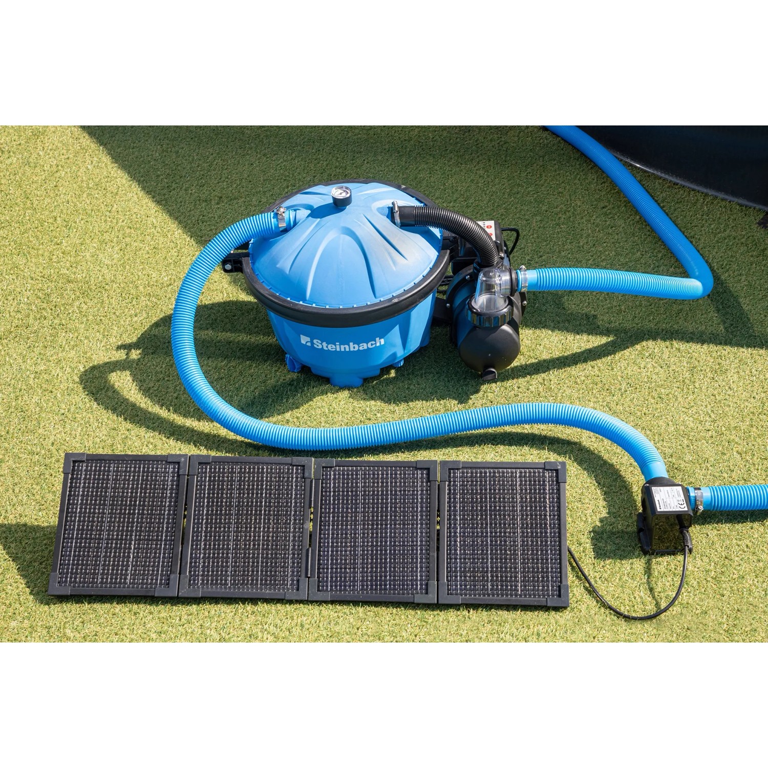 Steinbach Zirkulationspumpe mit PV-Panel für Pool, Filtersystem mit Solarpanel und blauen Schläuchen auf Rasen.