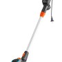 Gardena Elektro-Rasentrimmer ComfortCut 550/28 mit Teleskopstiel und Pflanzenschutzbügel.