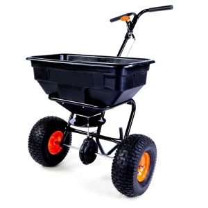 FUXTEC FX-GS56 Streuwagen, schwarz, mit orangefarbenen Radnaben. Für Salz, Saatgut, Dünger. 56kg Volumen, variable Streubreite.