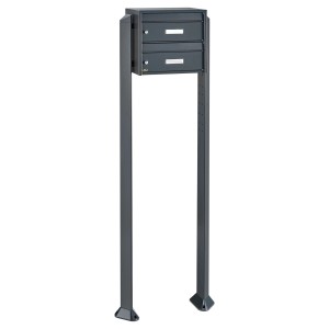 Freistehender Burg Wächter Briefkasten für 2 Parteien in Anthrazit mit Namensschild.