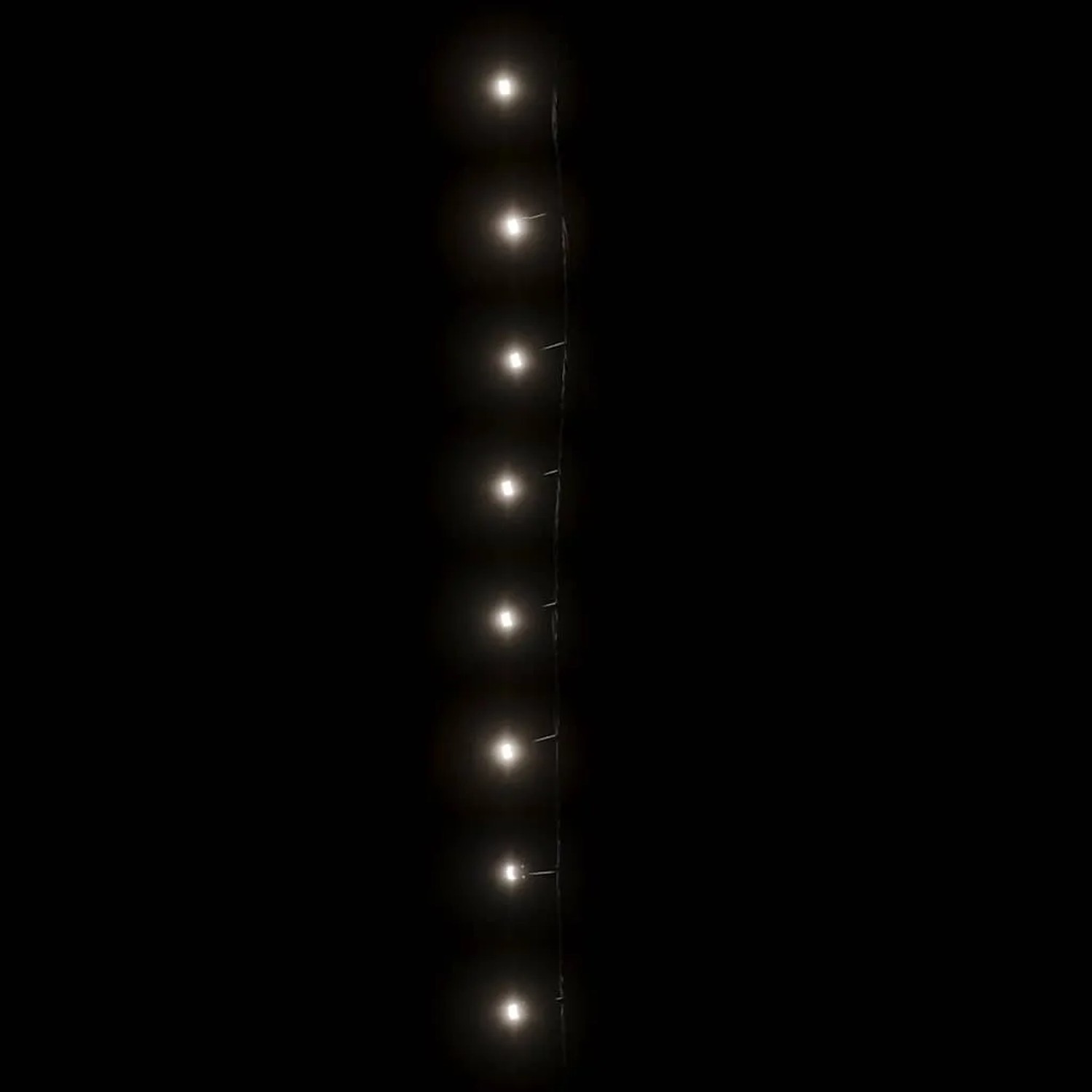 Kaltweiße LED-Lichterkette leuchtet auf dunklem Hintergrund. Perfekt für Außen-Dekoration und Feiertage.