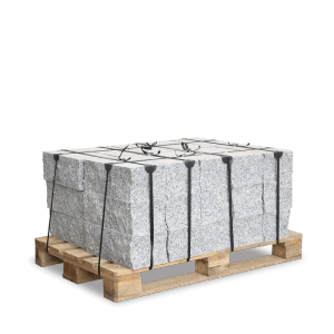 Galamio Granit Randsteine 40x20x15 gesägt & gebrochen, auf Holzpalette mit schwarzen Bändern gesichert.