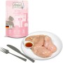 Mjamjam Quetschie Katzenfutter Saftiges Hühnchen mit Lachsöl, 125g Packung und frisches Hühnchen auf Teller.