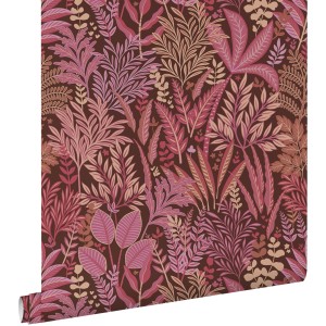 Vliestapete mit tropischen Blättern und Blüten in Aubergineviolett und Rosa. Dekorative Wandgestaltung.