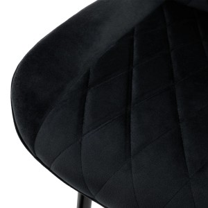 Detailaufnahme: Schwarzer ML-Design Esszimmerstuhl mit Samtbezug und Rautenmuster.