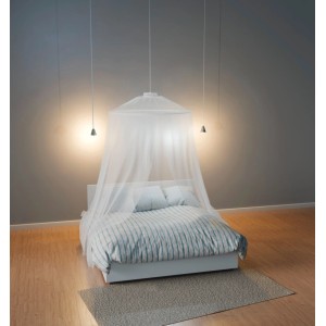Weißes tesa® Insect Stop Mücken Bettnetz über einem Bett, Schutz vor Insekten.