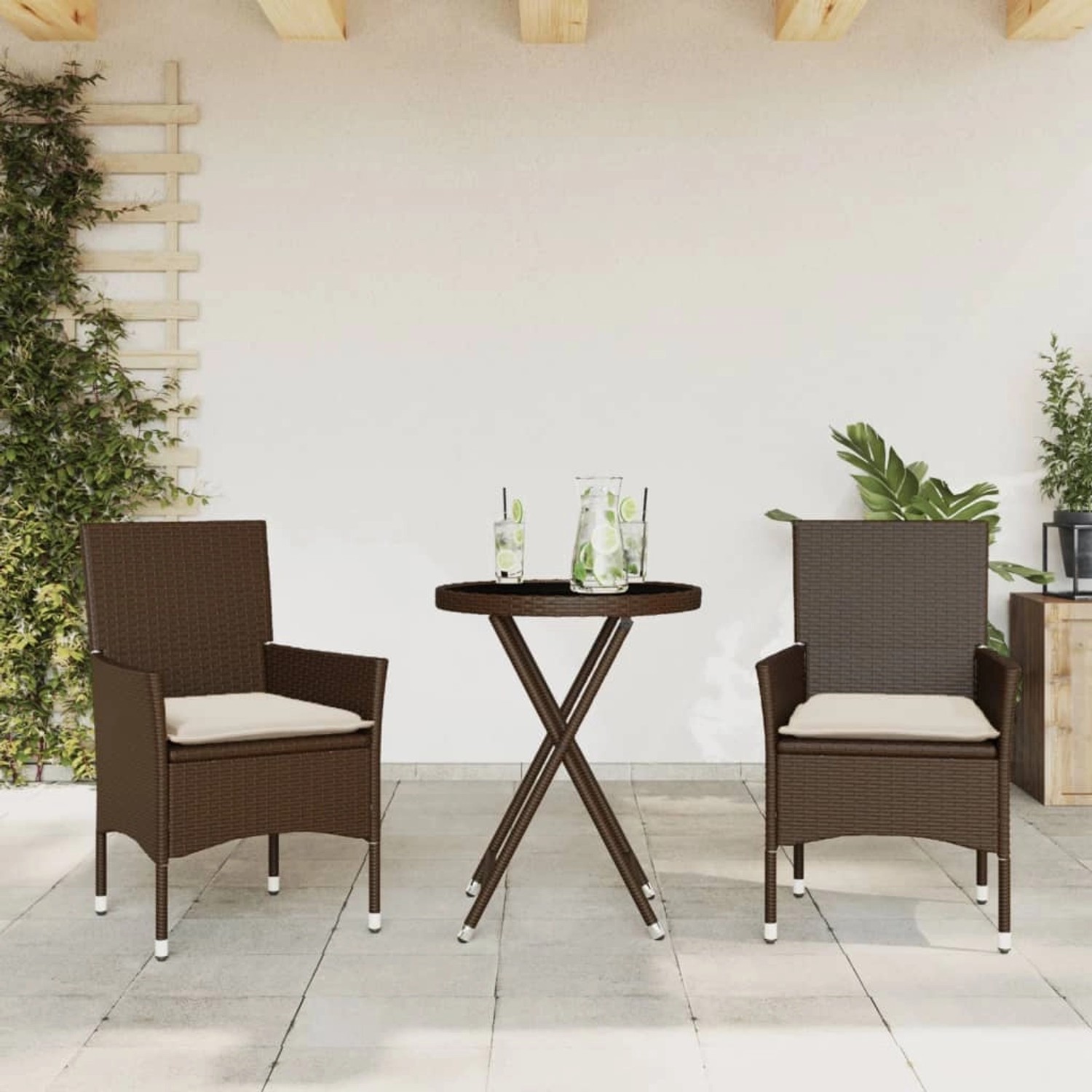 Braunes 3-tlg. vidaXL Bistro-Set aus Polyrattan mit Tisch und Stühlen inklusive cremefarbener Kissen.