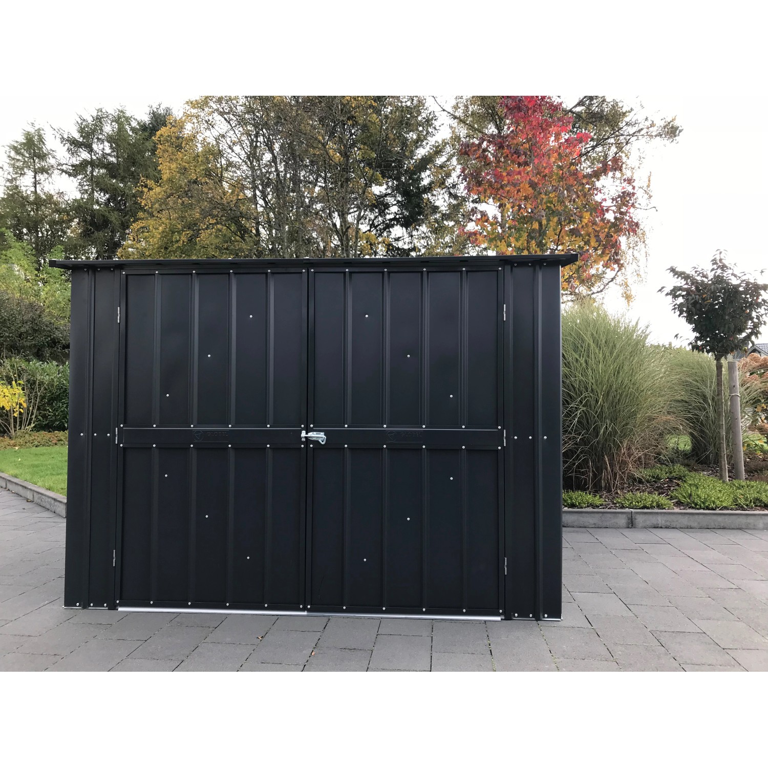 Globel Fahrradbox Family in Anthrazit mit Doppeltür und Platz für 4 Fahrräder.