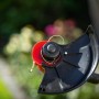 Detailaufnahme des CMI Elektro-Rasentrimmers C-ERT-350/25 mit Pflanzenschutzbügel.