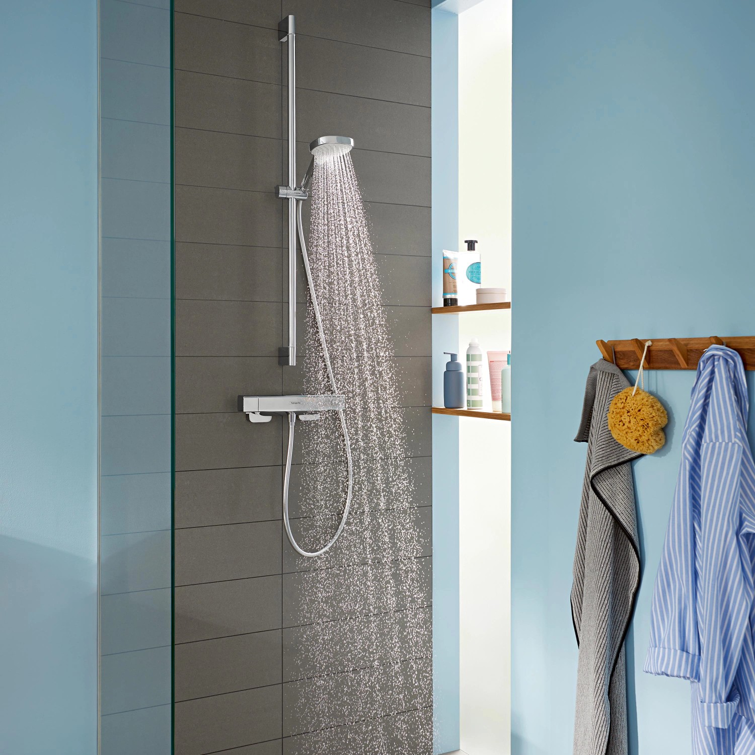 Hansgrohe Croma Select E Vario Handbrause, 110mm, Chrom/Weiß, mit drei Strahlarten im Duschbereich.
