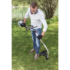 Al-Ko Benzinmotorsense BC 223 L-S im Einsatz: Mann mäht Gras mit dem Freischneider im Garten.