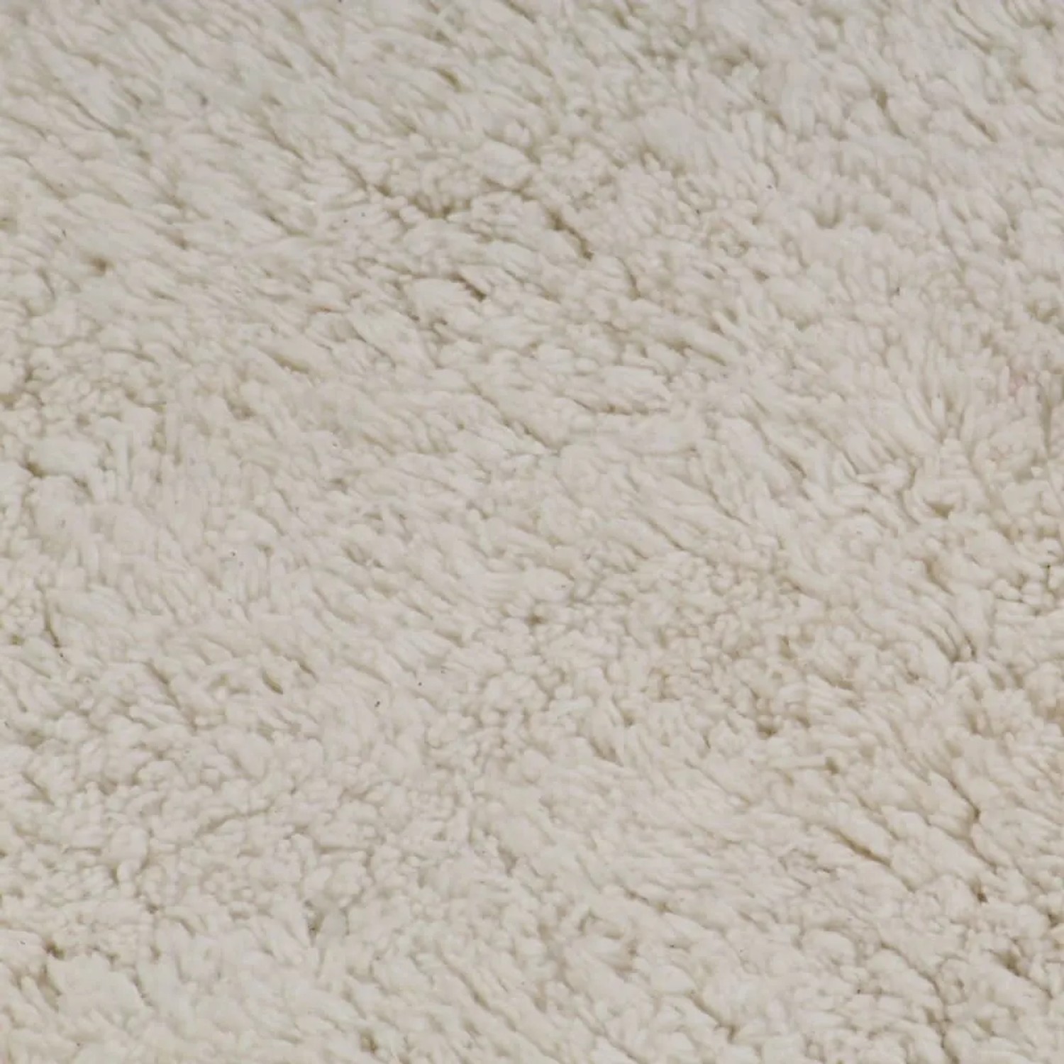 Detailaufnahme: Weißes, flauschiges Badematten-Set (2-tlg.) aus Baumwolle.