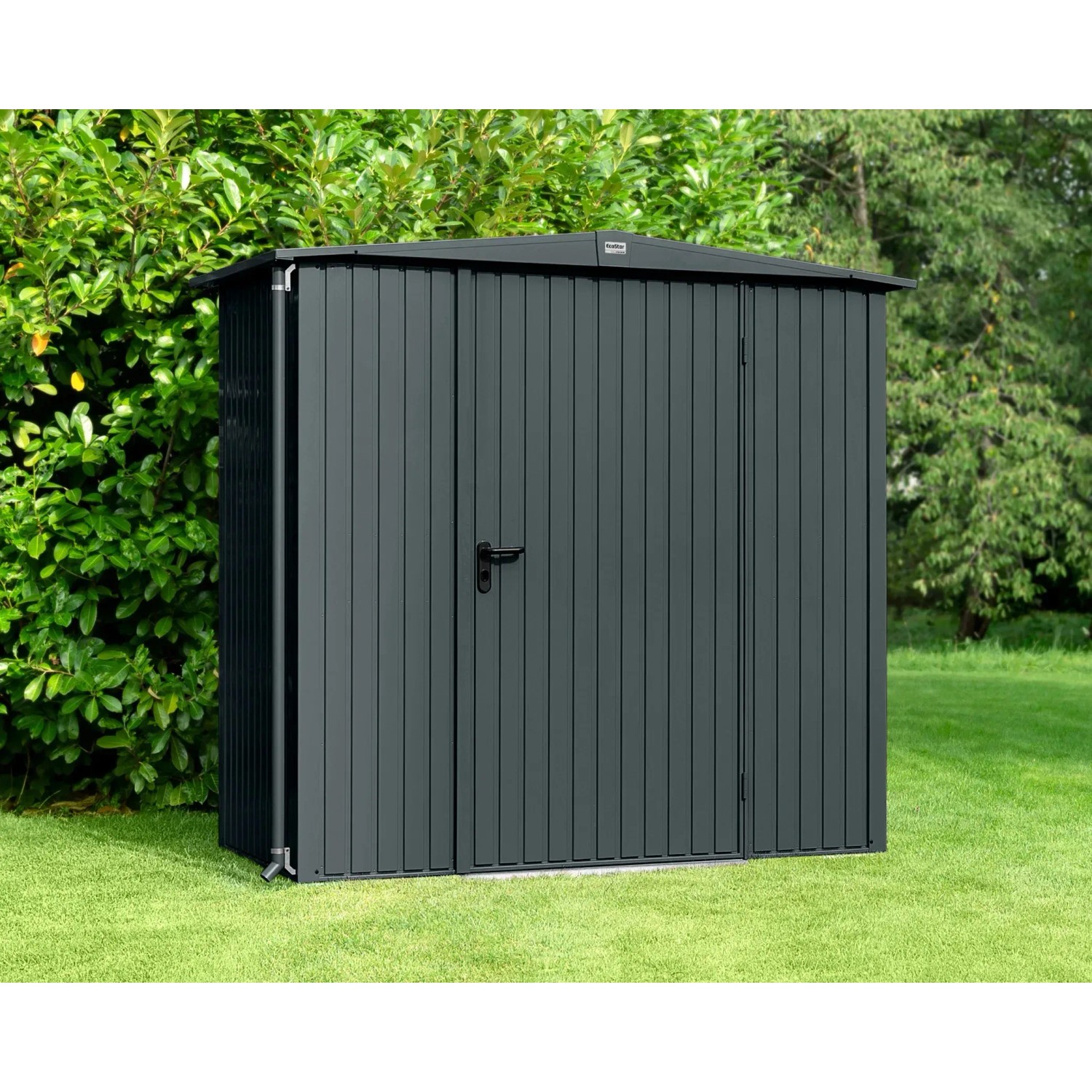 Ecostar Gerätehaus Trend, Satteldach, anthrazitgrau, mit Einzeltür vor grüner Hecke.