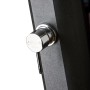 Detailaufnahme: Schwarze Gre Solardusche aus Aluminium mit verchromtem Einhebelmischer.