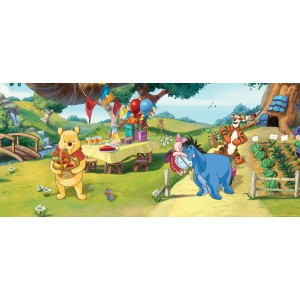 Disney Fototapete mit Pu der Bär, Ferkel, I-Aah und Tigger vor freundlicher Landschaft mit Tisch und Geschenken.