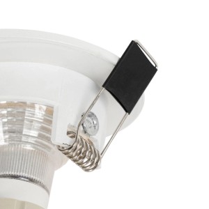 Detailaufnahme: Weißer, runder QAZQA Einbaustrahler Xena Round IP44 mit Befestigungsfeder.