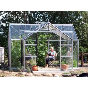 Vitavia Gewächshaus Sirius mit Alu-Rahmen, Glas und Fundament im Garten.