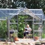 Vitavia Gewächshaus Sirius mit Alu-Rahmen, Glas und Fundament im Garten.