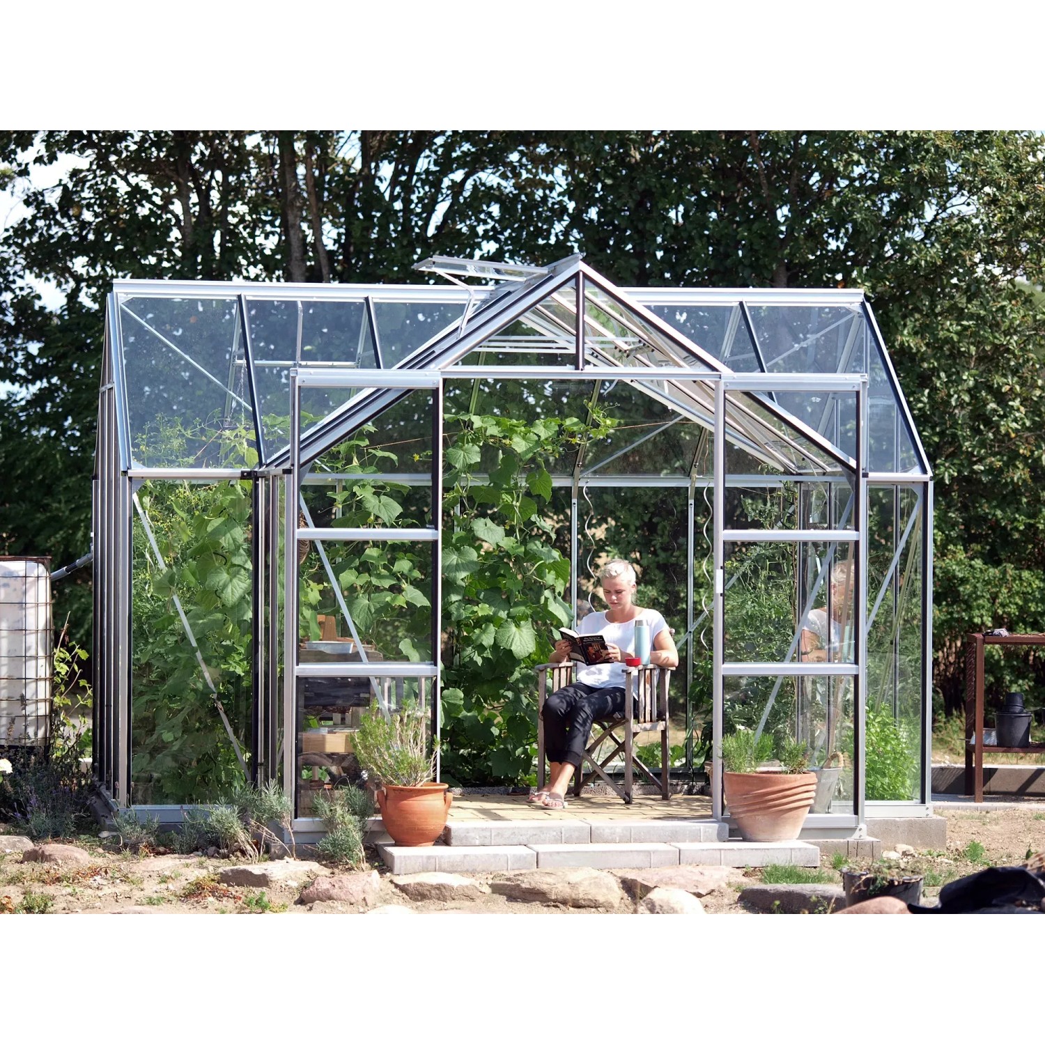Vitavia Gewächshaus Sirius mit Alu-Rahmen, Glas und Fundament im Garten.