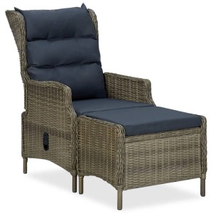 Verstellbarer, brauner Rattan Gartensessel mit Fußhocker und schwarzen Polstern.