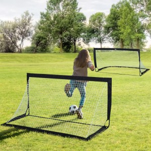 Kind spielt Fußball auf Rasen mit zwei schwarzen HOMCOM Fußballtoren aus Metall und Oxfordstoff. Tragbar für Spiel & Spaß.
