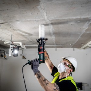 Handwerker bohrt mit Metabo Kombihammer KHE 2445 in Decke. Inkl. Koffer und Tiefenanschlag.