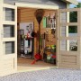Offenes, terragraues Karibu Holz-Gartenhaus Timra mit Satteldach und Gartengeräten.