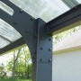 Detailaufnahme: Palram Canopia Doppelcarport Arizone mit transparentem Dach und anthrazitfarbenen Pfosten.