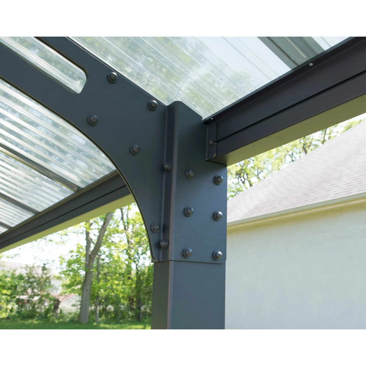 Detailaufnahme: Palram Canopia Doppelcarport Arizone mit transparentem Dach und anthrazitfarbenen Pfosten.