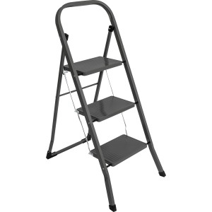 Zusammengeklappter, grauer 3-Stufen-Klapptritt aus Stahl. Leiter für den Haushalt.