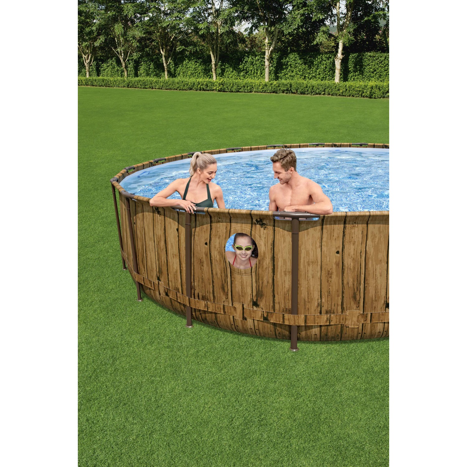 Bestway Stahlrahmenpool Set Power Steel Swim Vista, Ø 549 cm, brauner Pool mit Holzoptik und Personen.