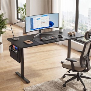 Schwarzer, elektrisch höhenverstellbarer Songmics Schreibtisch (160x120x70 cm) mit Zubehör im modernen Arbeitszimmer.