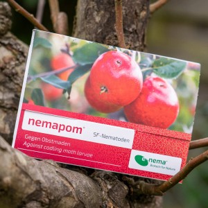 e-nema Nemapom: Nematoden zur biologischen Schädlingsbekämpfung von Obstmaden.