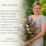 Carolin Knorr, Gründerin von LaCaTho, lächelt mit einem bunten Wildblumenstrauß. Entdecke LaCaTho Blumensamen.
