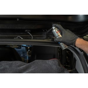Anwendung von Nigrin Silikon-Gleitspray HyBrid zur Autopflege im Innenraum.