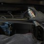 Anwendung von Nigrin Silikon-Gleitspray HyBrid zur Autopflege im Innenraum.