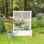 Weißer KHW Pflanzkasten mit Spalier (140x100x43cm) im Garten mit Pflanzen und Gießkanne.