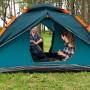 Bestway Zelt für 4 Personen mit Schnellaufbau-System, 350x240x138cm, im Camping-Einsatz mit zwei Personen.